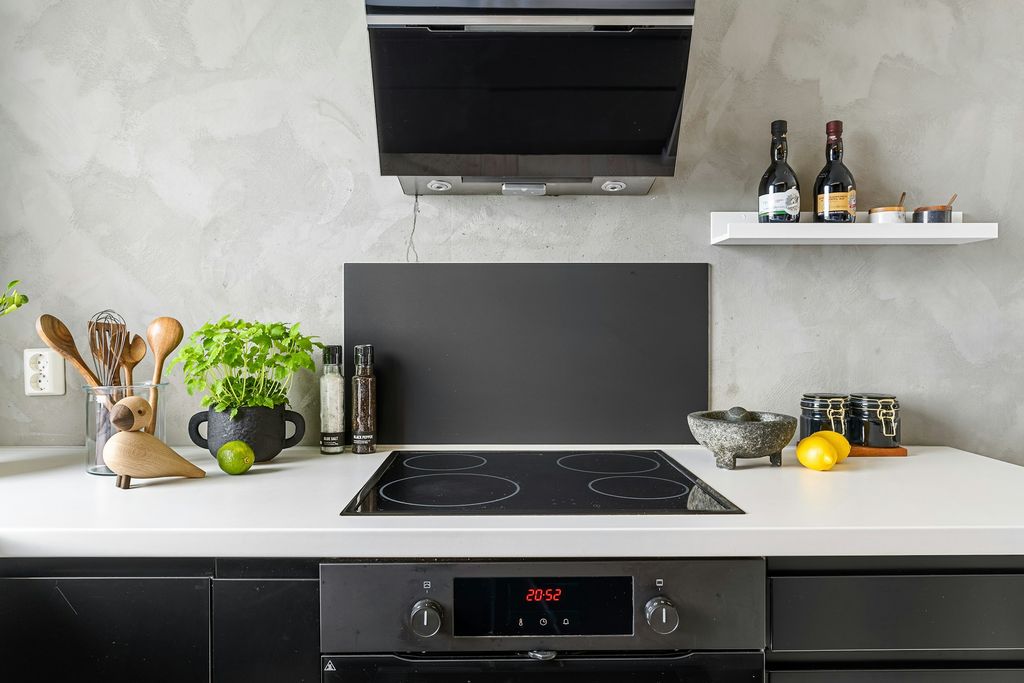 Cucina moderna con piano a induzione