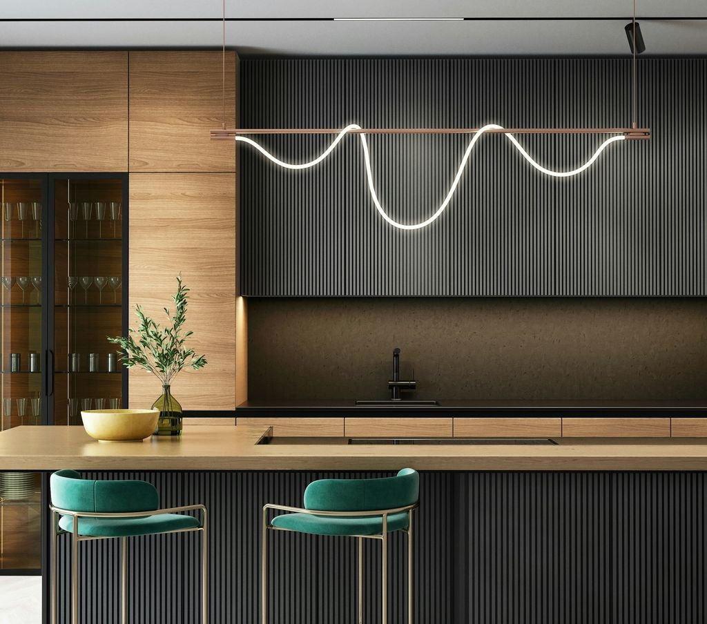 Cucina moderna con le luci accese