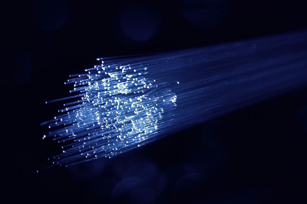 Fasci di fibra ottica illuminati di blu